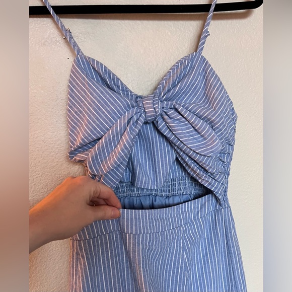 Light blue wide leg romper - tie front cut out - elastic back, adjustable straps - Picture 3 of 6